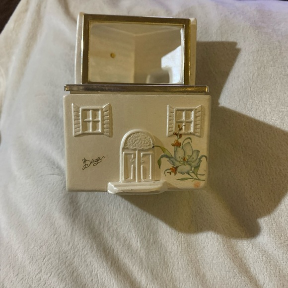Cream Cottage Bath Accessory with Green Floral Details - Picture 5 of 5